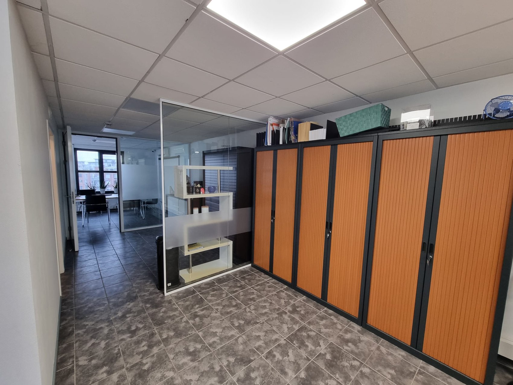 Kantoorzone met kastenwand