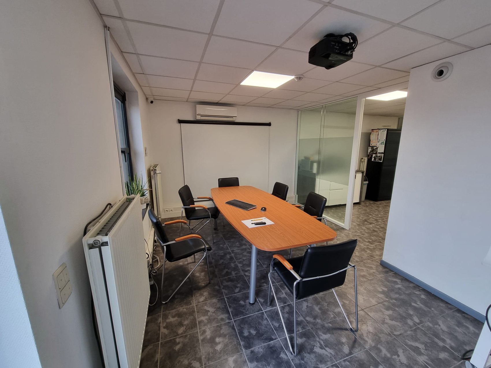 Vergaderzaal met inrichting