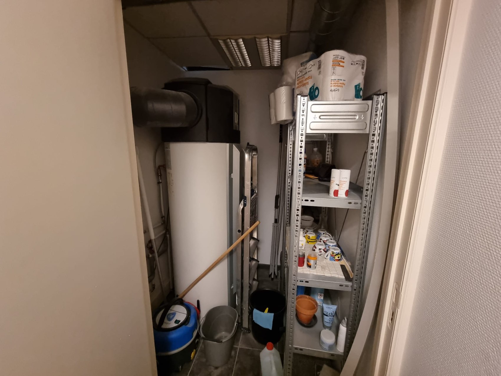 Warmtepompboiler in berging